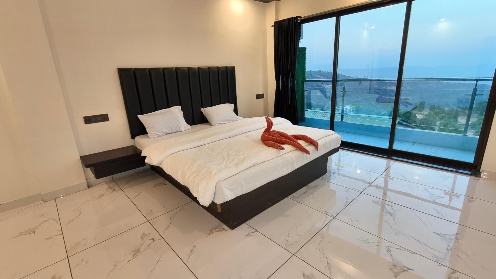 The Grange Lake View Panchgani Rum bild